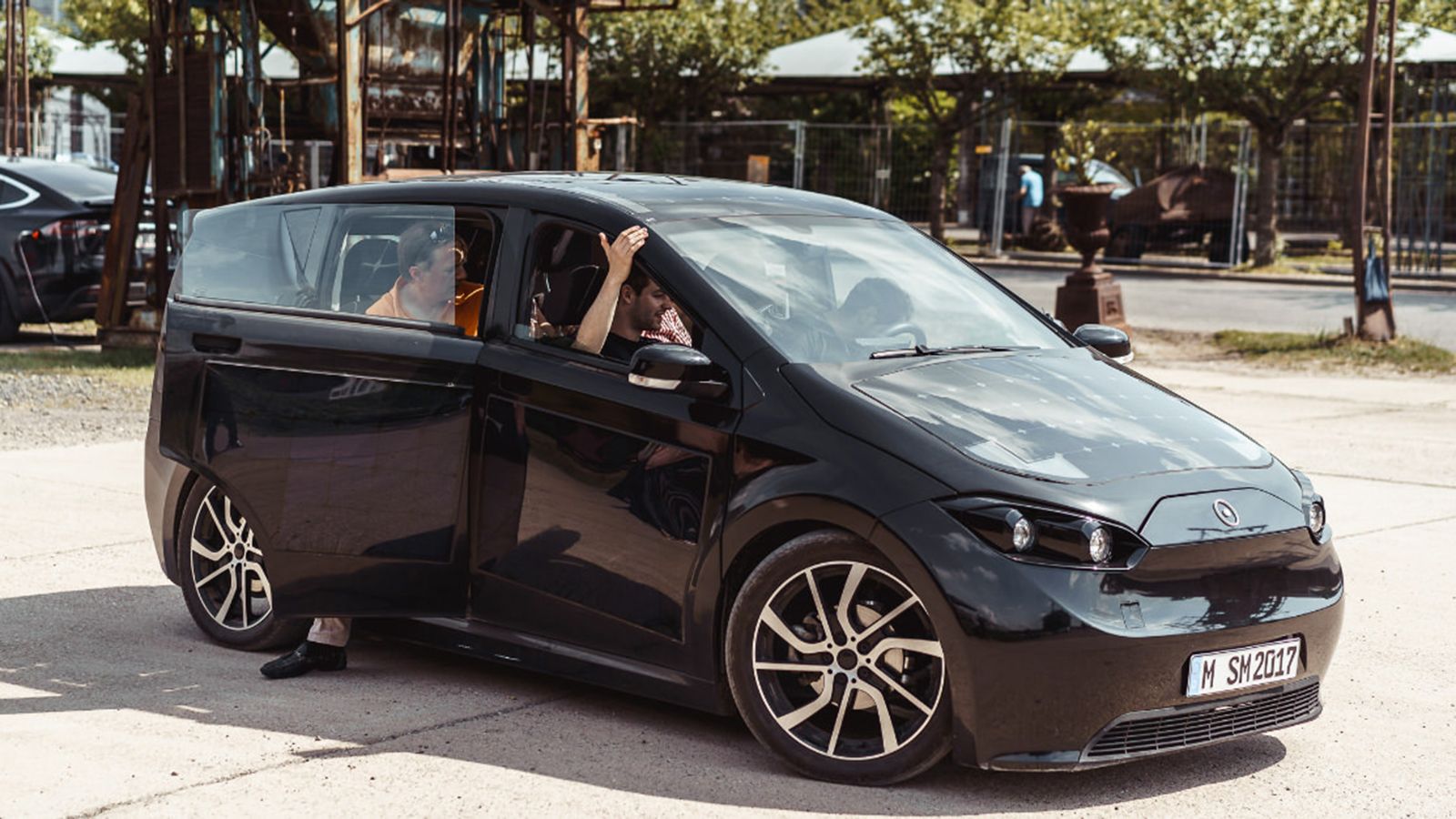 Το 1ο ηλεκτρικό αυτοκίνητο αξίας 16.000 ευρώ μόνο, με ηλιακά πάνελ και 163 PS