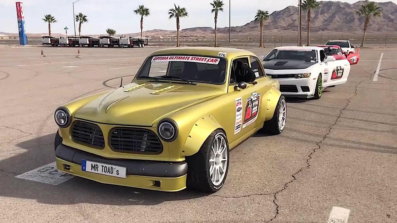 Το αυτοκίνητο που βλέπουμε αποτελεί την ένωση ενός Amazon Volvo 122S του 1963 και ενός Chevrolet Corvette Grand Sport του 2013. 