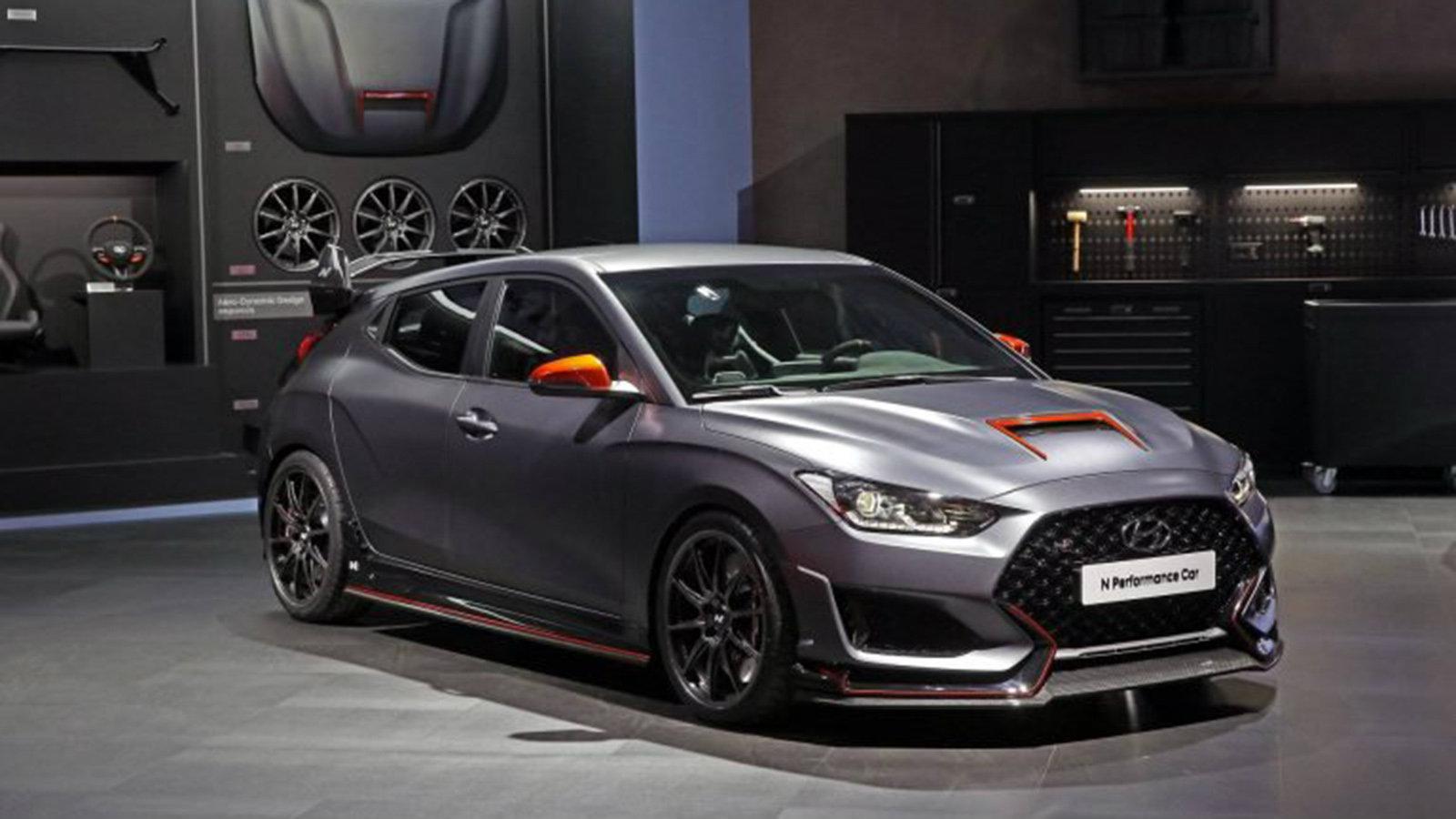 Το αυτοκίνητο είναι τώρα 30 κιλά πιο ελαφρύ λόγω της εκτενούς χρήσης του ανθρακονήματος.