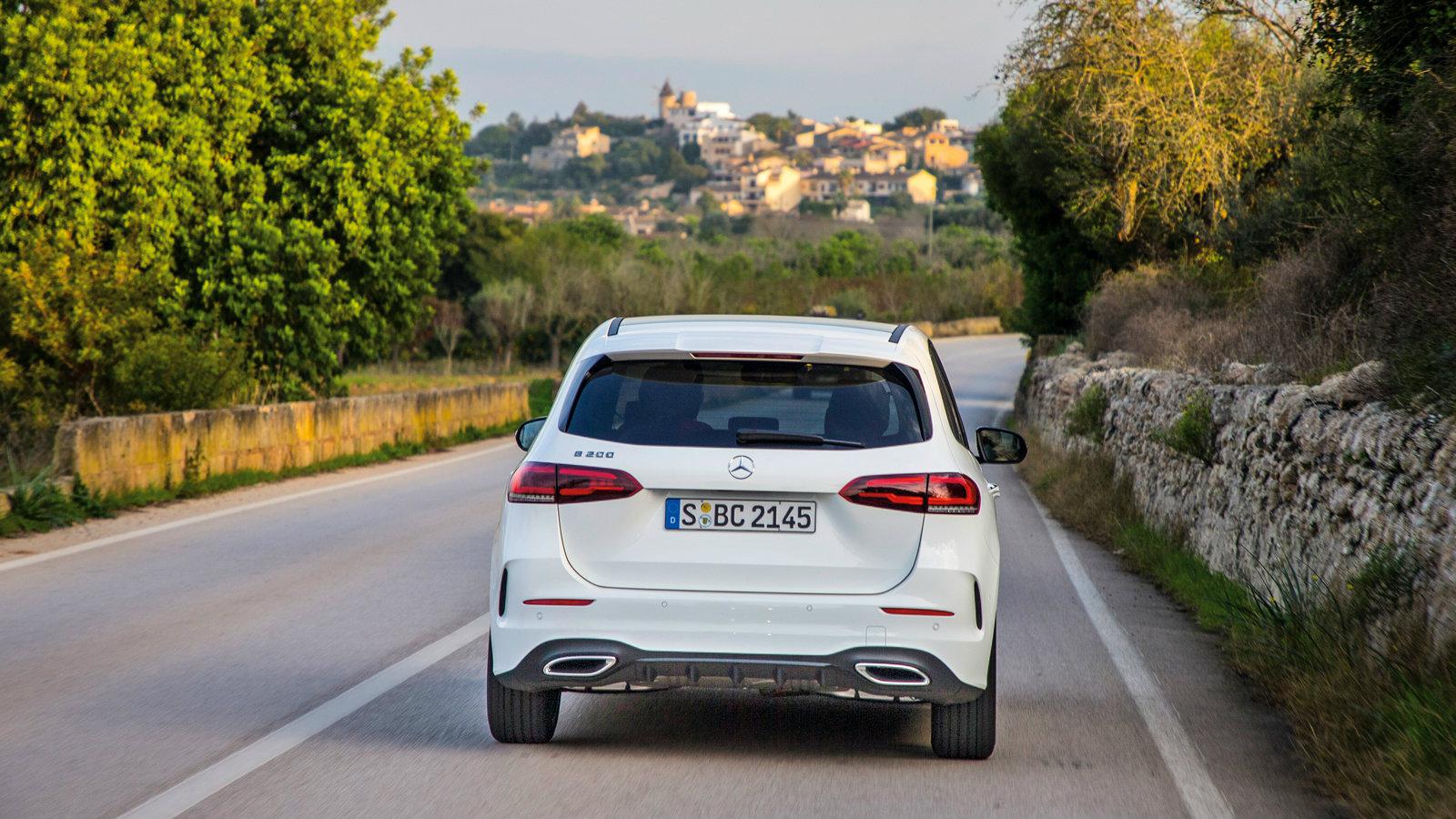 Ο σχεδιαστικός οίστρος φαίνεται να εξαντλήθηκε στο υπόλοιπο αμάξωμα, καθώς το πίσω τμήμα της B-Class είναι μάλλον λιτό, στερούμενο σχεδιαστικής φαντασ