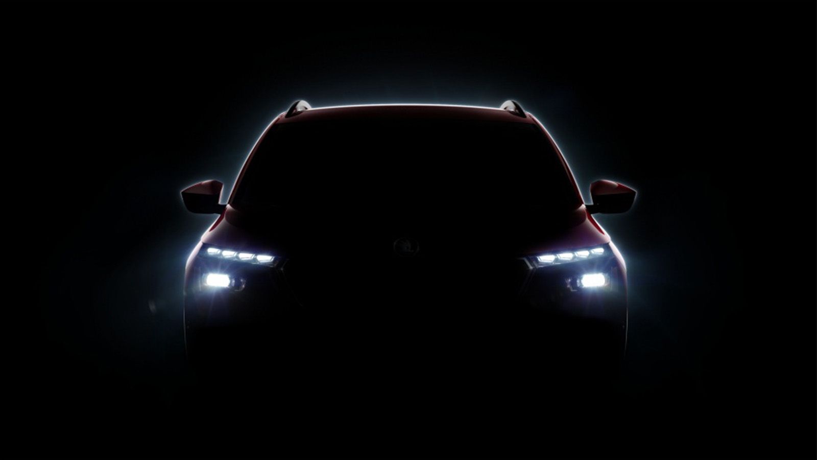 Με δύο ξεχωριστά στελέχη φωτιστικών σωμάτων εξοπλίζεται το εμπρός μέρος.