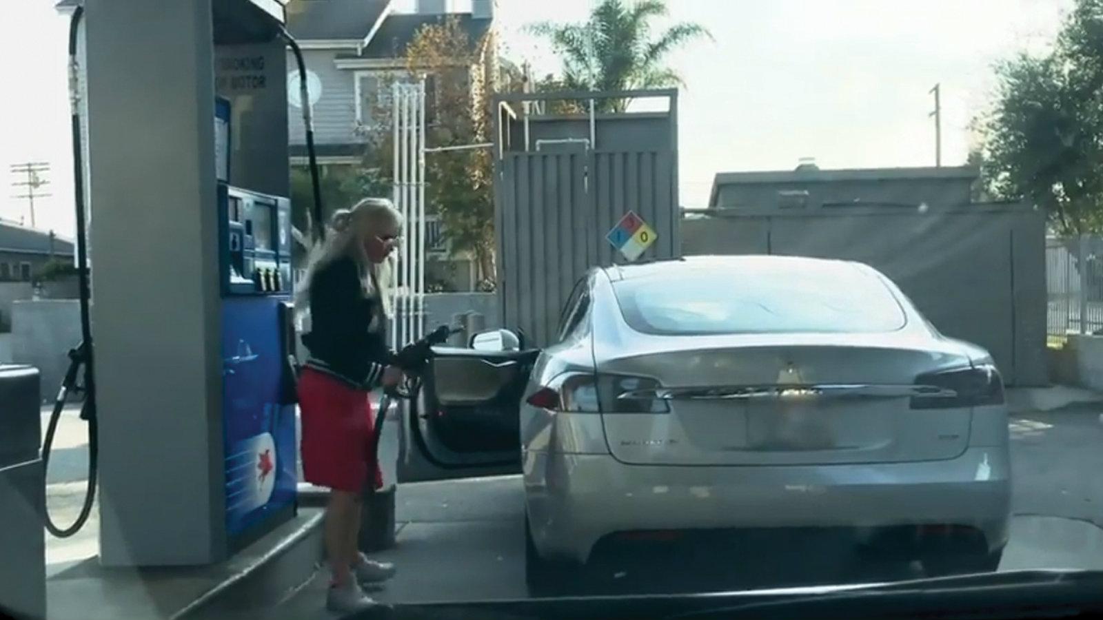 Η γυναίκα την ώρα του εφοδιασμού. Ευτυχώς δεν είχε άσχημη κατάληξη. 