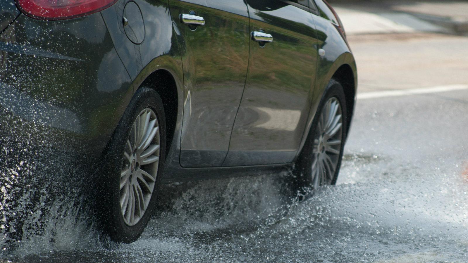 Ποιος είναι ο σωστός τρόπος οδήγησης στη βροχή?