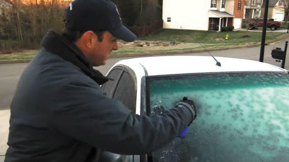 Πώς διώχνουμε τον πάγο από τα τζάμια χωρίς γρατζουνιές;