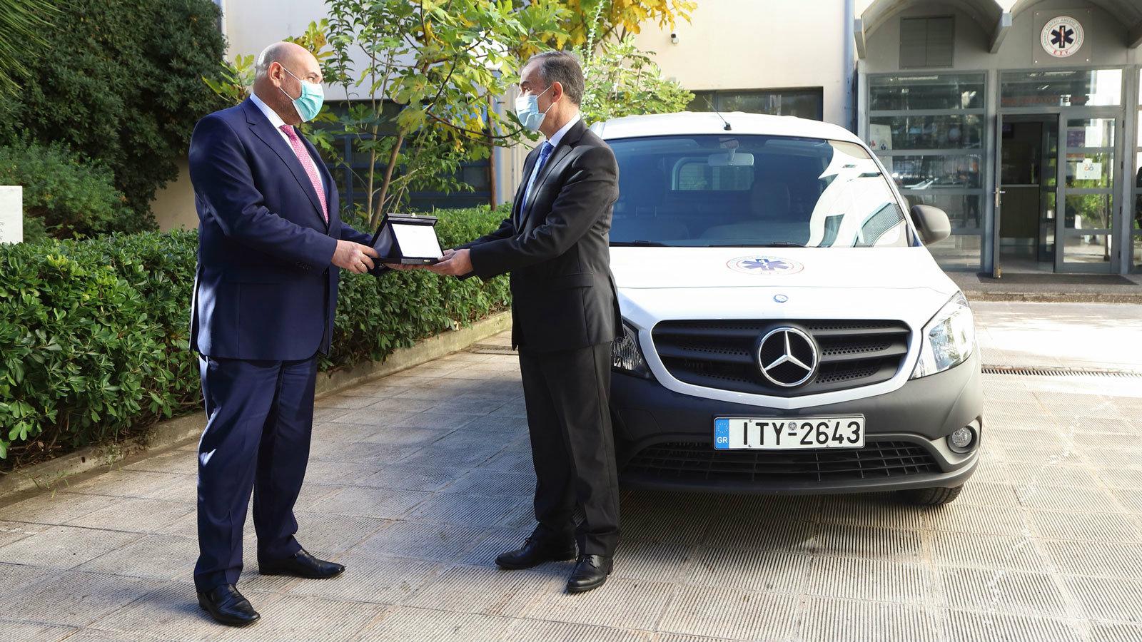 Η Mercedes-Benz συνεχίζει να προσφέρει έμπρακτα στο ΕΚΑΒ
