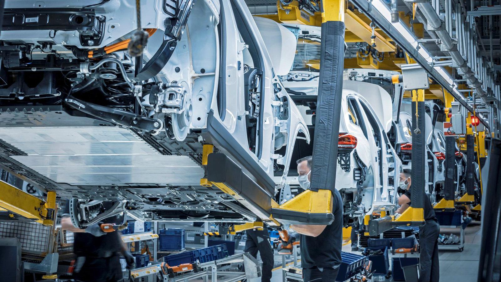 Ηλεκτρική επίθεση από τη Mercedes-EQ 