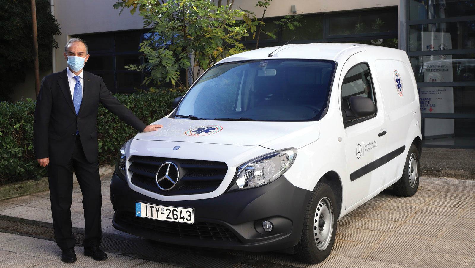 Η Mercedes-Benz συνεχίζει να προσφέρει έμπρακτα στο ΕΚΑΒ