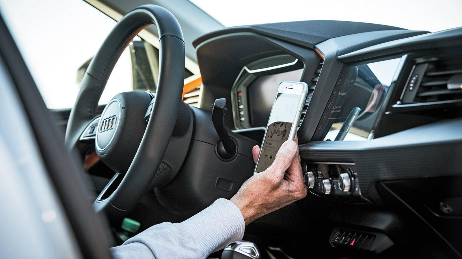 Όλα καλωδιωμένα: υπάρχει δυνατότητα mirroring του smartphone, το σύστημα παρέχει επίσης πρόσβαση στο WiFi. Το 3D σύστημα πλοήγησης ανήκει σε πακέτο με