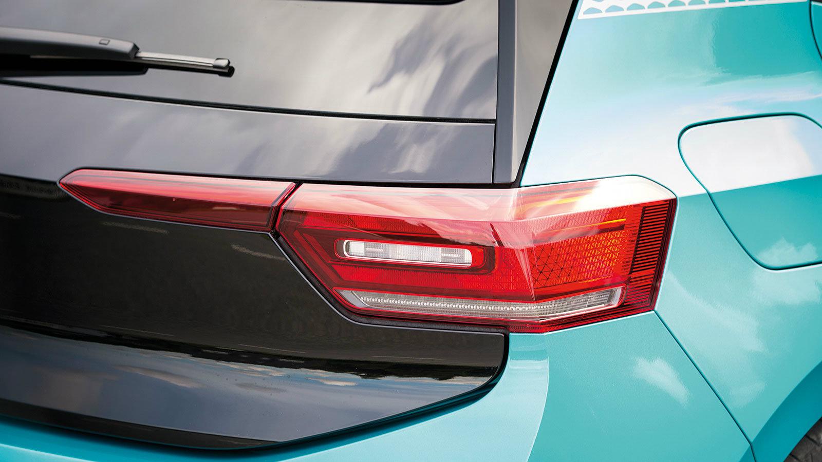 ΧΑΡΟΥΜΕΝΑ ΦΩΤΙΣΤΙΚΑ ΣΩΜΑΤΑ Εργοστασιακά LED φωτιστικά σώματα, «ενεργές» ενδείξεις αλλαγής πορείας, ρυθμιζόμενα γραφικά οπίσθιου φωτισμού - σε ό,τι αφο