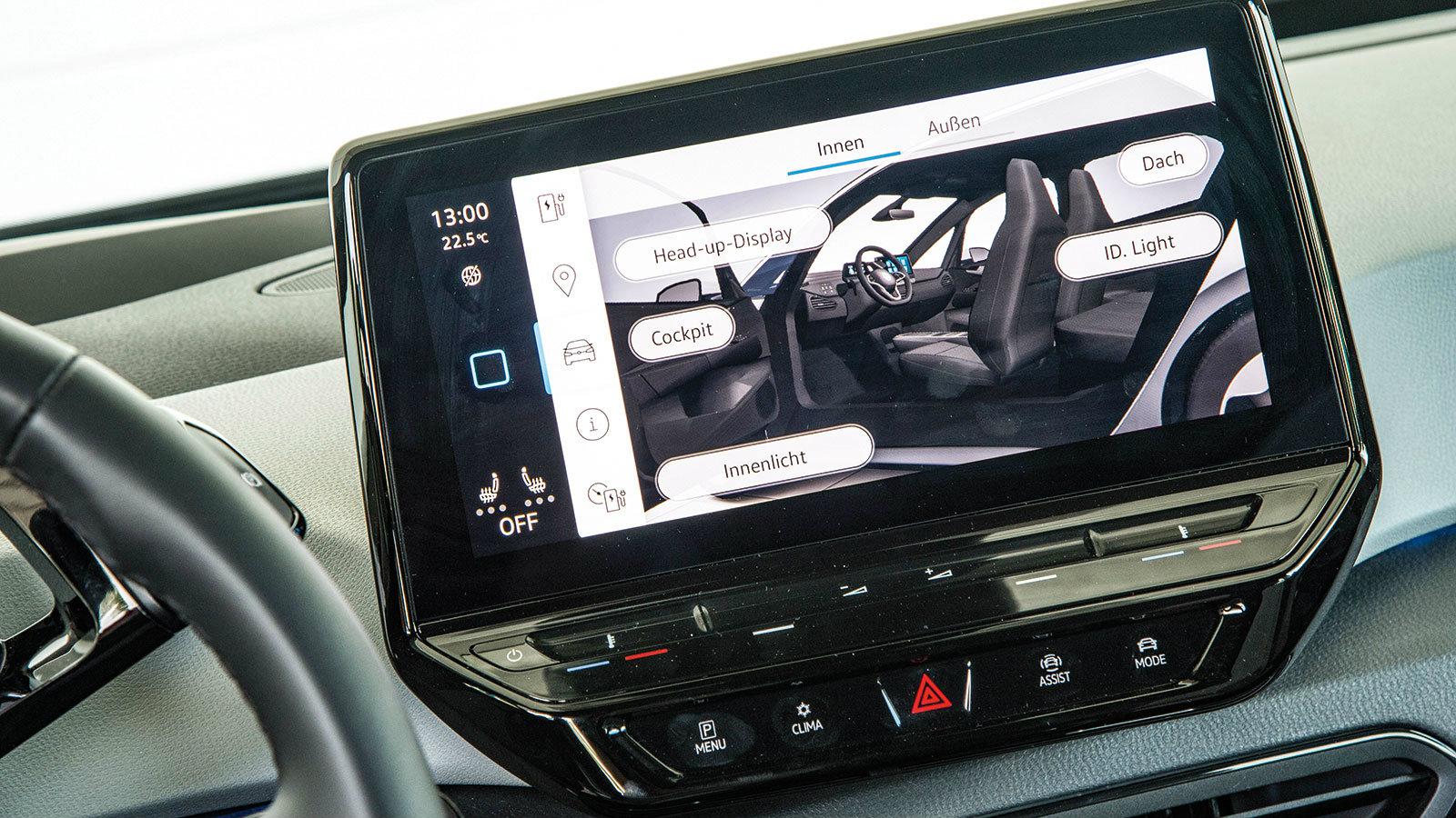 ΛΕΙΤΟΥΡΓΙΑ Σχεδόν τα πάντα ελέγχονται μέσω της οθόνης αφής. Η επαφή των πεδίων με τεντωμένο βραχίονα είναι αγχωτική, ενώ το σύστημα αποσπά την προσοχή