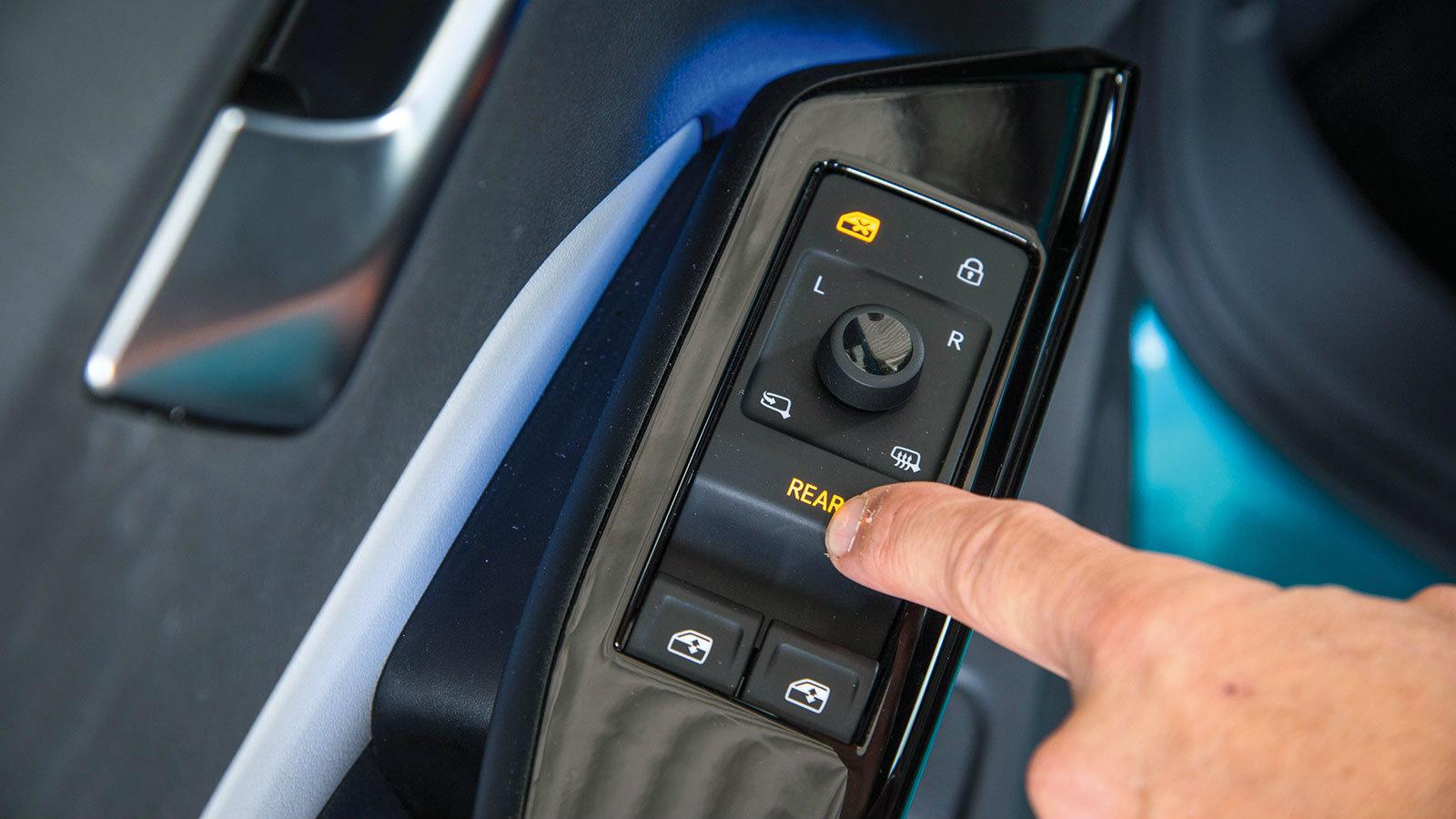 ΗΛΕΚΤΡΙΚΑ ΠΑΡΑΘΥΡΑ Από τα τέσσερα προκύπτουν δύο - Η VW έχει μειώσει τον αριθμό των διακοπτών των παραθύρων στο υποβραχιόνιο του οδηγού, καθώς δεν υπά