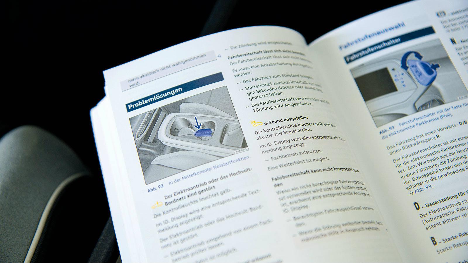 ΠΙΑΤΕΛΑ ΓΙΑ ΚΛΕΙΔΙΑ Μία από τις ποτηροθήκες μπορεί επίσης να χρησιμοποιηθεί για την «εκ νέου ενεργοποίηση» του κλειδιού της μίζας. Σύμφωνα με το εικον