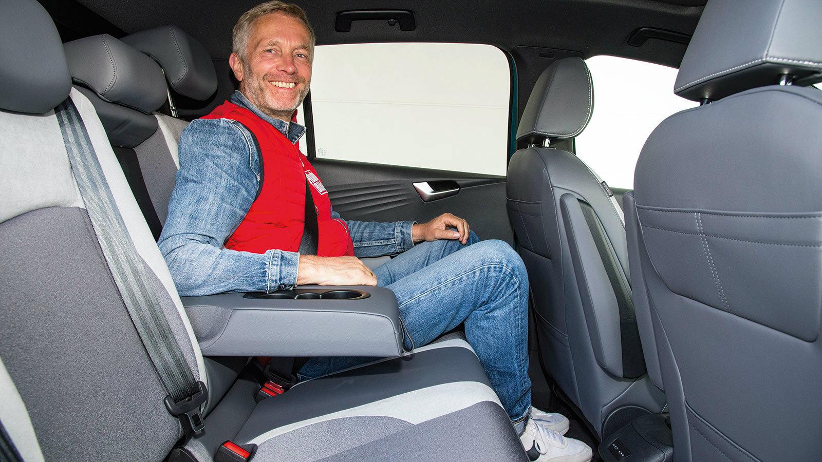 Καλός χώρος: Οι αναλογίες για αυτούς, που κάθονται στην πίσω σειρά θέσεων, κρίνονται επαρκείς.