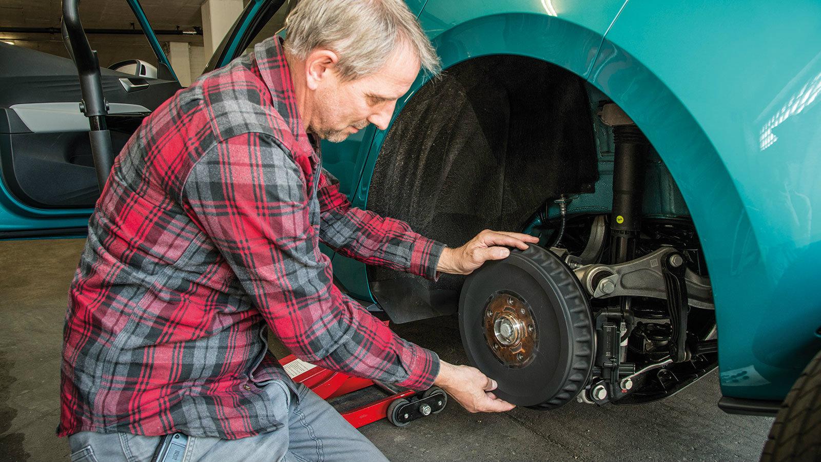 ΦΡΕΝΑ Είναι δυνατόν να φτιαχτούν και έτσι: τα πίσω φρένα εφοδιάζονται με ταμπούρα αντί των συνηθισμένων δίσκων. Ωστόσο, το αποτέλεσμα είναι καλό, καθώ