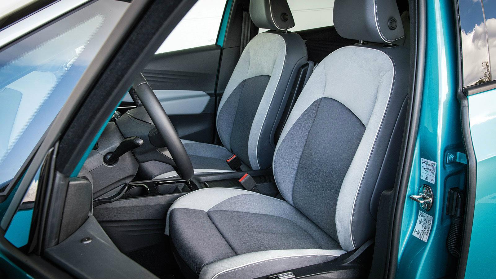 Καλό υλικό: άνετα μπροστινά καθίσματα με καλή στήριξη.