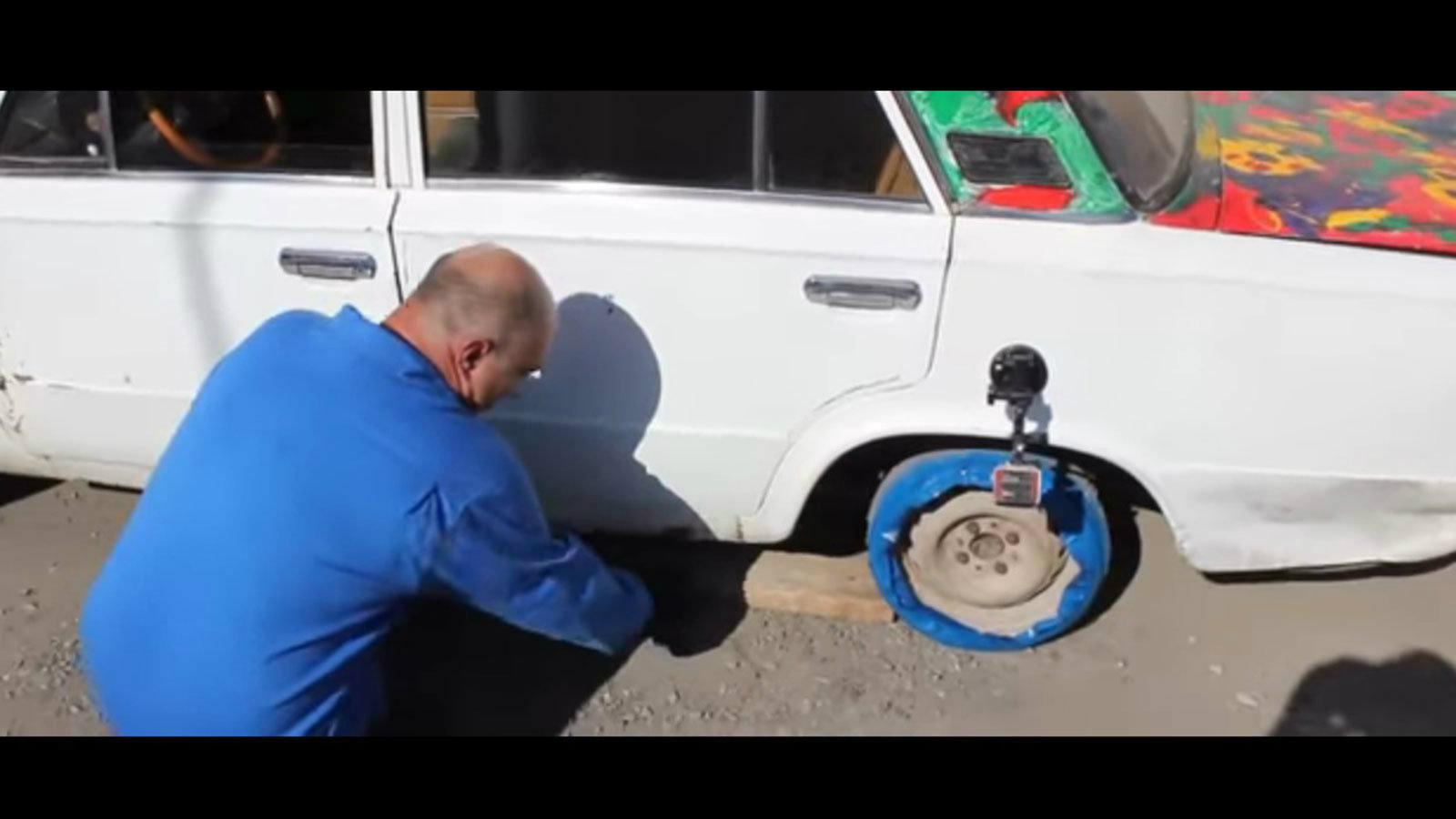 Αντί για λάστιχο έβαλε ρολά μονωτικής ταινίας [video]