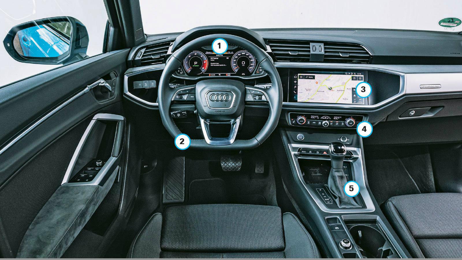 1 Virtual cockpit Τα ψηφιακά όργανα εξασφαλίζουν διαφορετικές παραστάσεις, αλλά κοστίζουν 420 ευρώ επιπλέον. 2 Σπορ τιμόνι Είναι δερμάτινο, στο κάτω μ