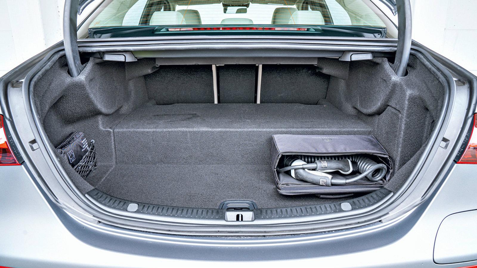 Οδηγούμε Mercedes E300 e 4Matic