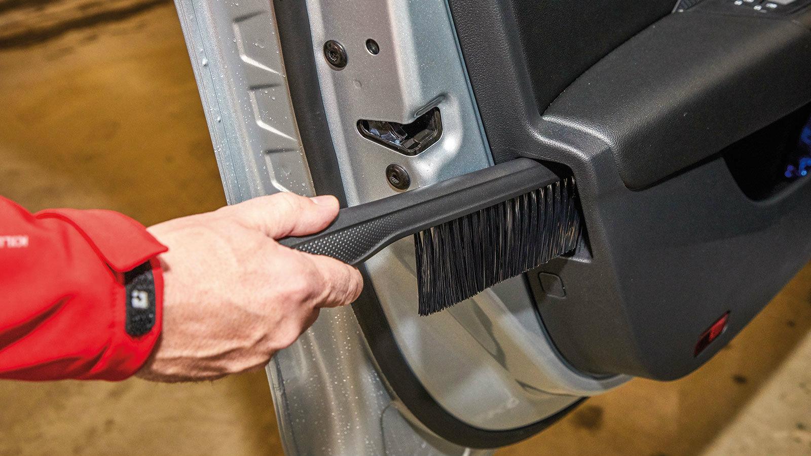 5. Μην ψάξετε άλλο ποτέ! Το σκουπάκι για τον καθαρισμό του χιονιού αποθηκεύεται μέσα στην πόρτα του οδηγού, ενώ σε αυτή του συνοδηγού μπορεί να μπει μ