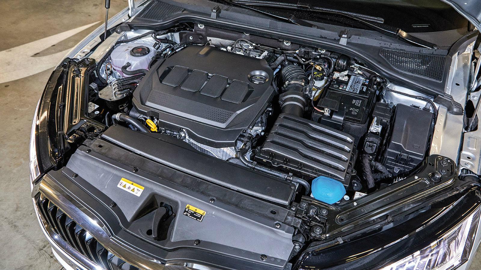 4. Αμορτισέρ αντί ράβδου! Το καπό του Golf VIII πρέπει κανείς να το στηρίξει χειροκίνητα, ενώ η θυγατρική της VW, Skoda, τοποθέτησε... αμορτισεράκια. 