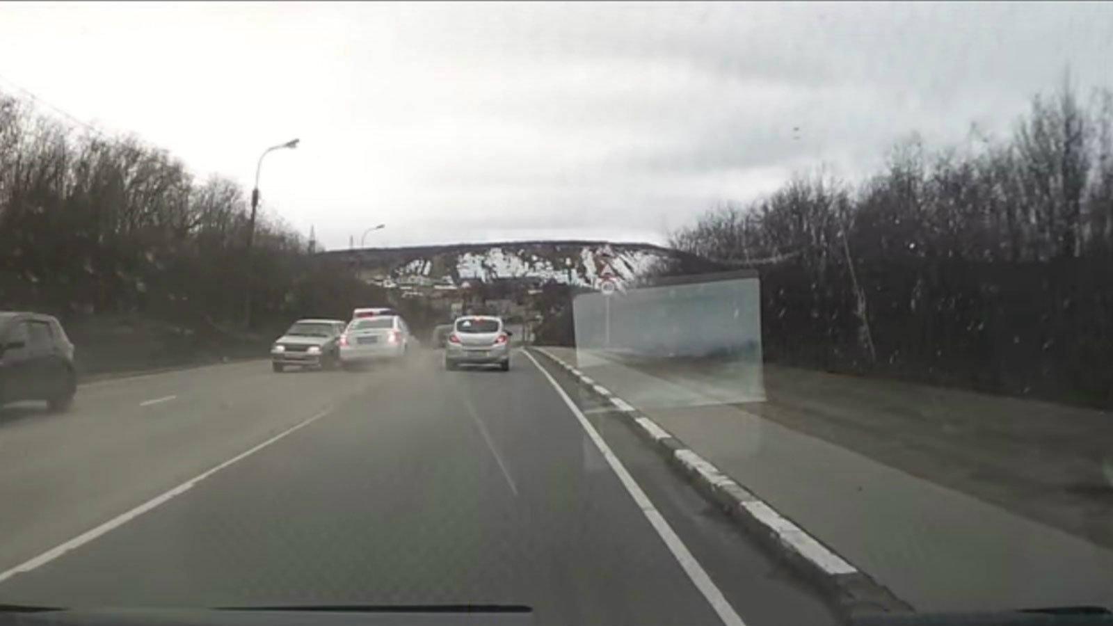  Περιπολικό σε καταδίωξη χάνει τον έλεγχο με άσχημες συνέπειες [video]