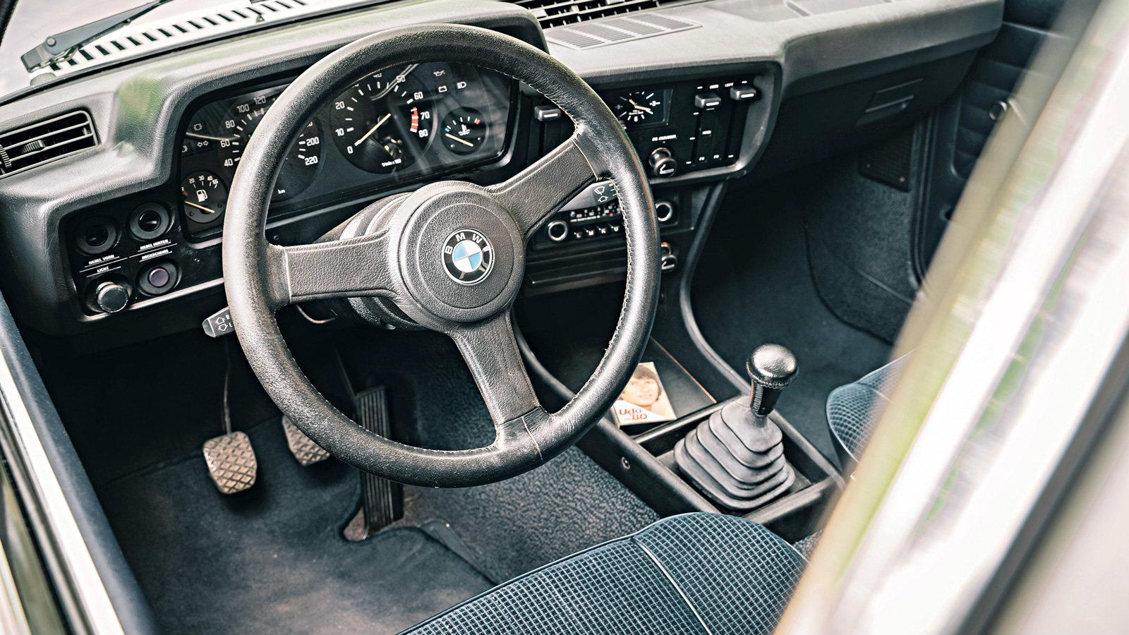 BMW M2 CS vs BMW 323i