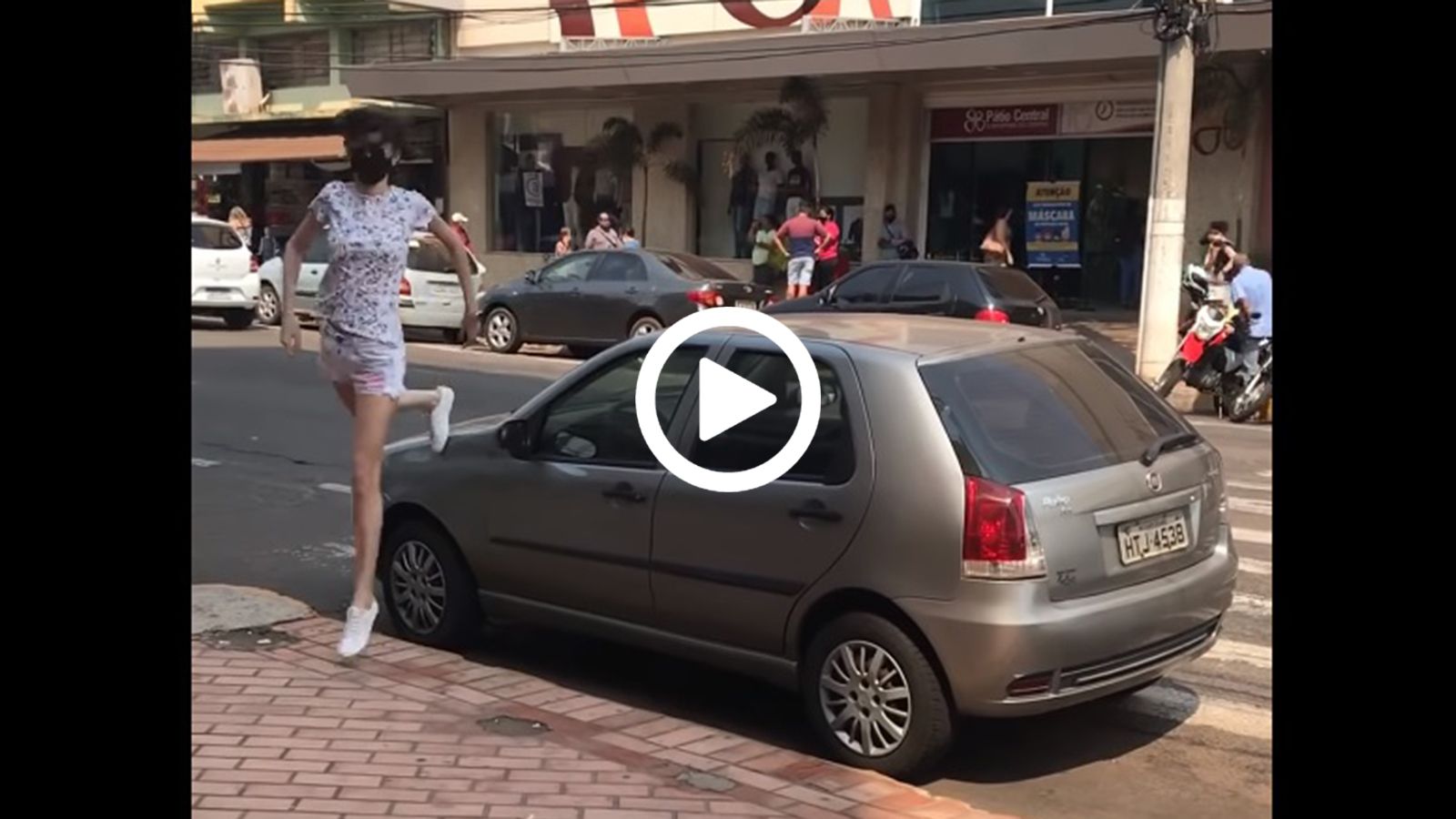 Περπάτησε πάνω από αυτοκίνητο σε διάβαση πεζών [video]