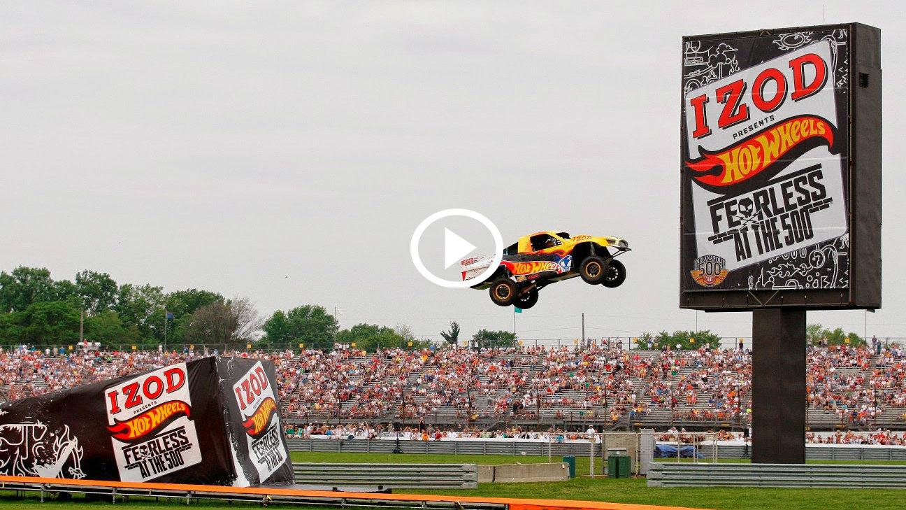 Απίστευτο ρεκόρ άλματος με αυτοκίνητο [video]