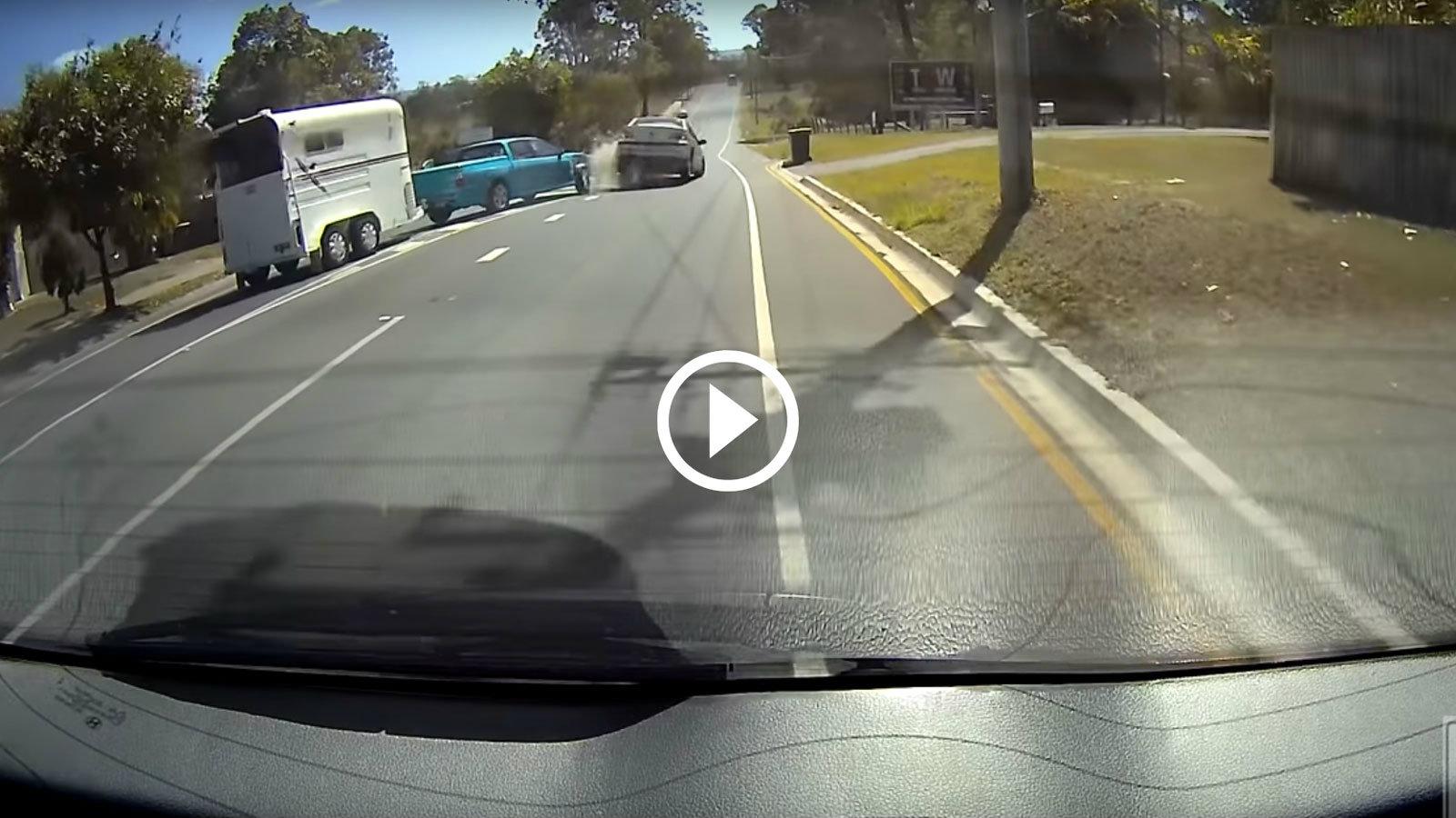 Προσπέρασε 6 αυτοκίνητα από το αντίθετο ρεύμα [video]