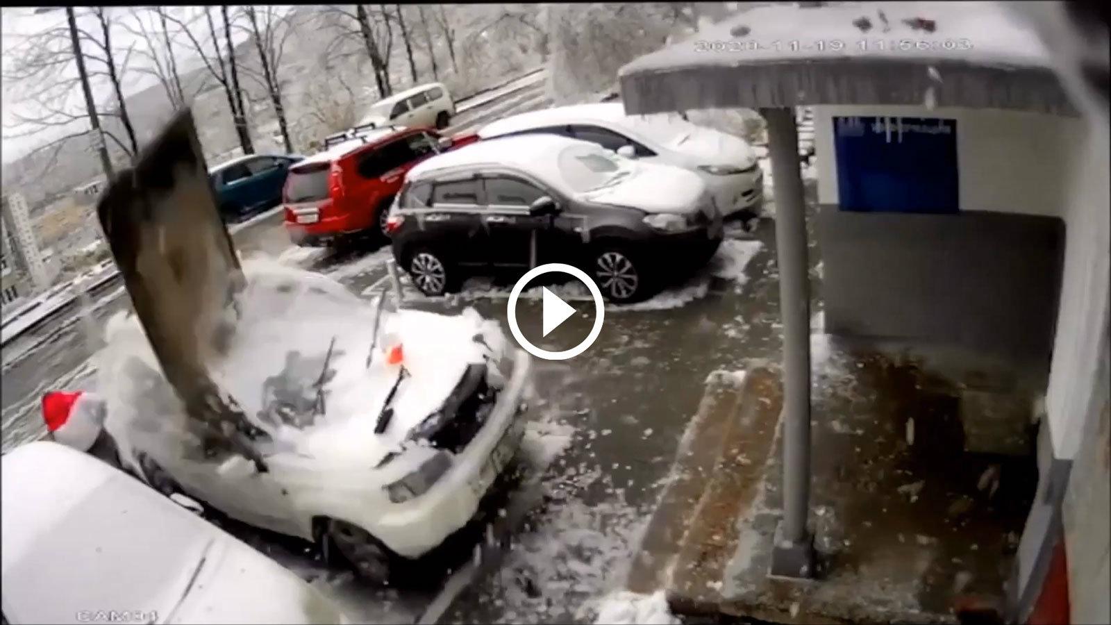 Τσιμεντένια πλάκα διαλύει Nissan, ο οδηγός γλύτωσε από θαύμα [video]