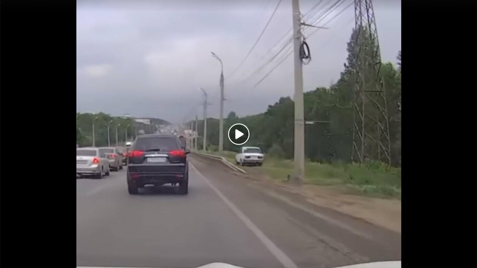 VIDEO: Ο εξυπνάκιας της ημέρας έγινε ο μ@λ@κας της ημέρας