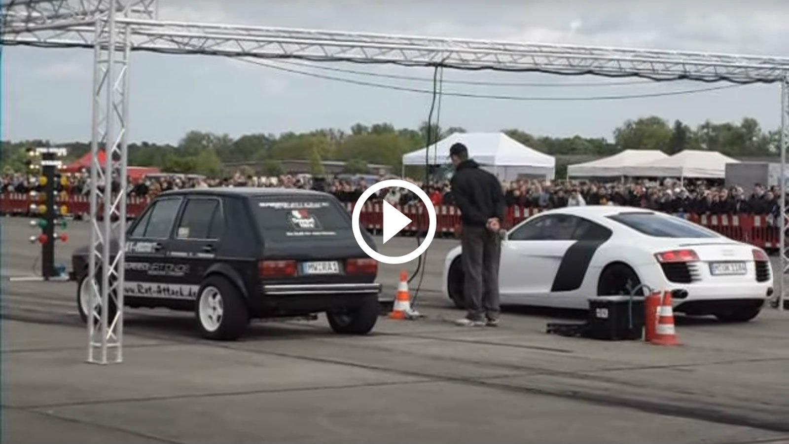 VW Golf του 70 εκτελεί κουλό με R8 [video]