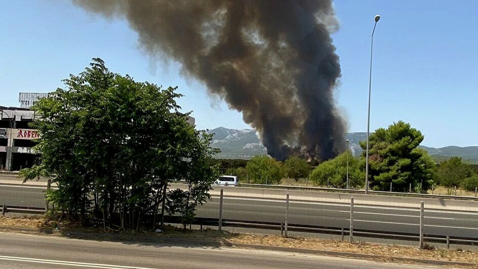 Πυρκαγιά στη Βαρυμπόμπη- διακοπές κυκλοφορίας