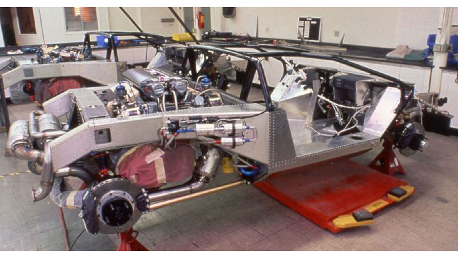 Vector: Η εξωφρενική εταιρεία που ήθελε να «χτυπήσει» τα ιταλικά supercars