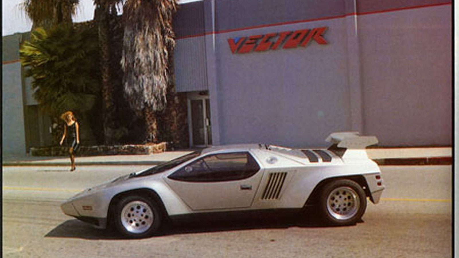 Vector: Η εξωφρενική εταιρεία που ήθελε να «χτυπήσει» τα ιταλικά supercars