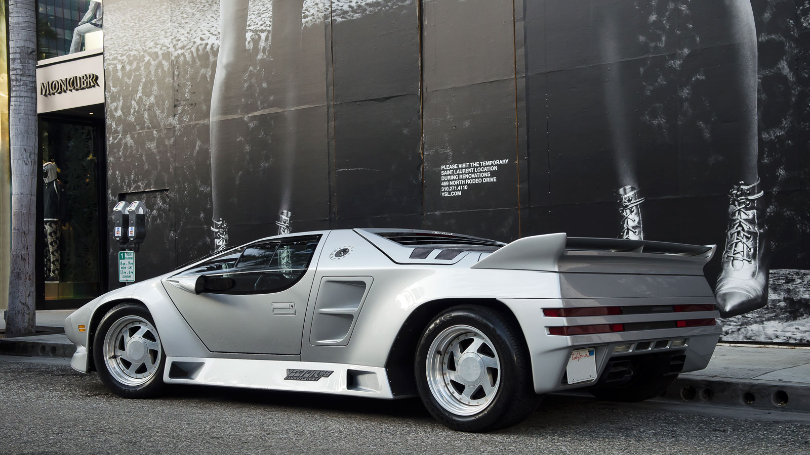 Vector: Η εξωφρενική εταιρεία που ήθελε να «χτυπήσει» τα ιταλικά supercars