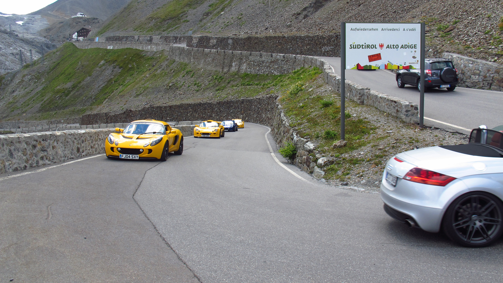 Μία φωτογραφία, πινακίδες από 3 διαφορετικές χώρες. Τα συχνά road trips αυξάνουν τις ενδείξεις στο οδόμετρο