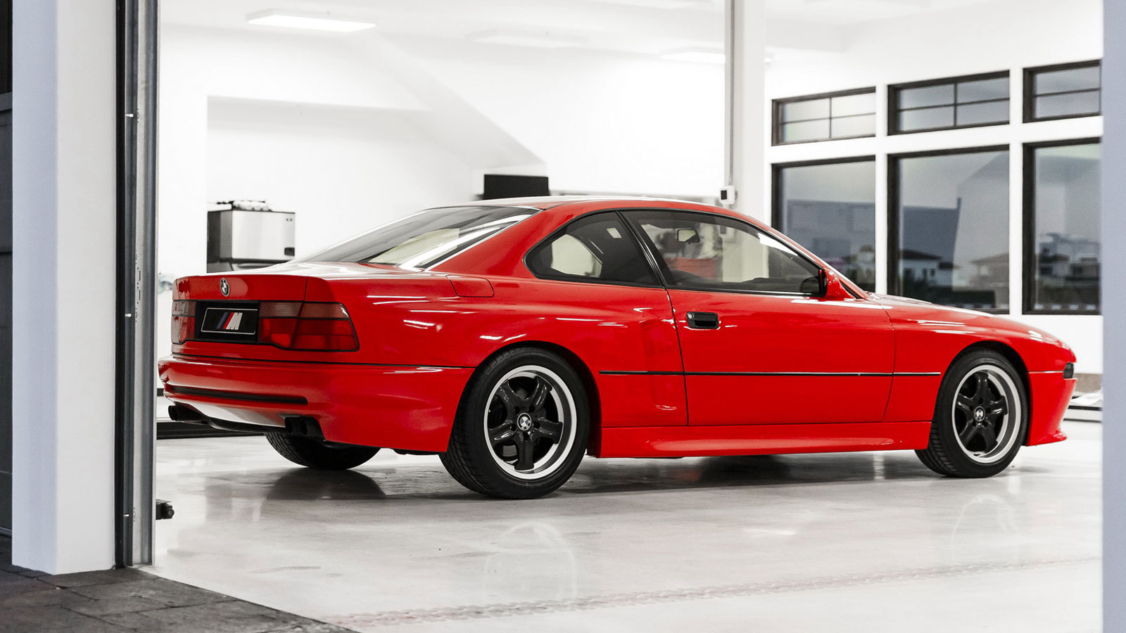 Η BMW αναπαλαίωσε την μυθική M8 E31