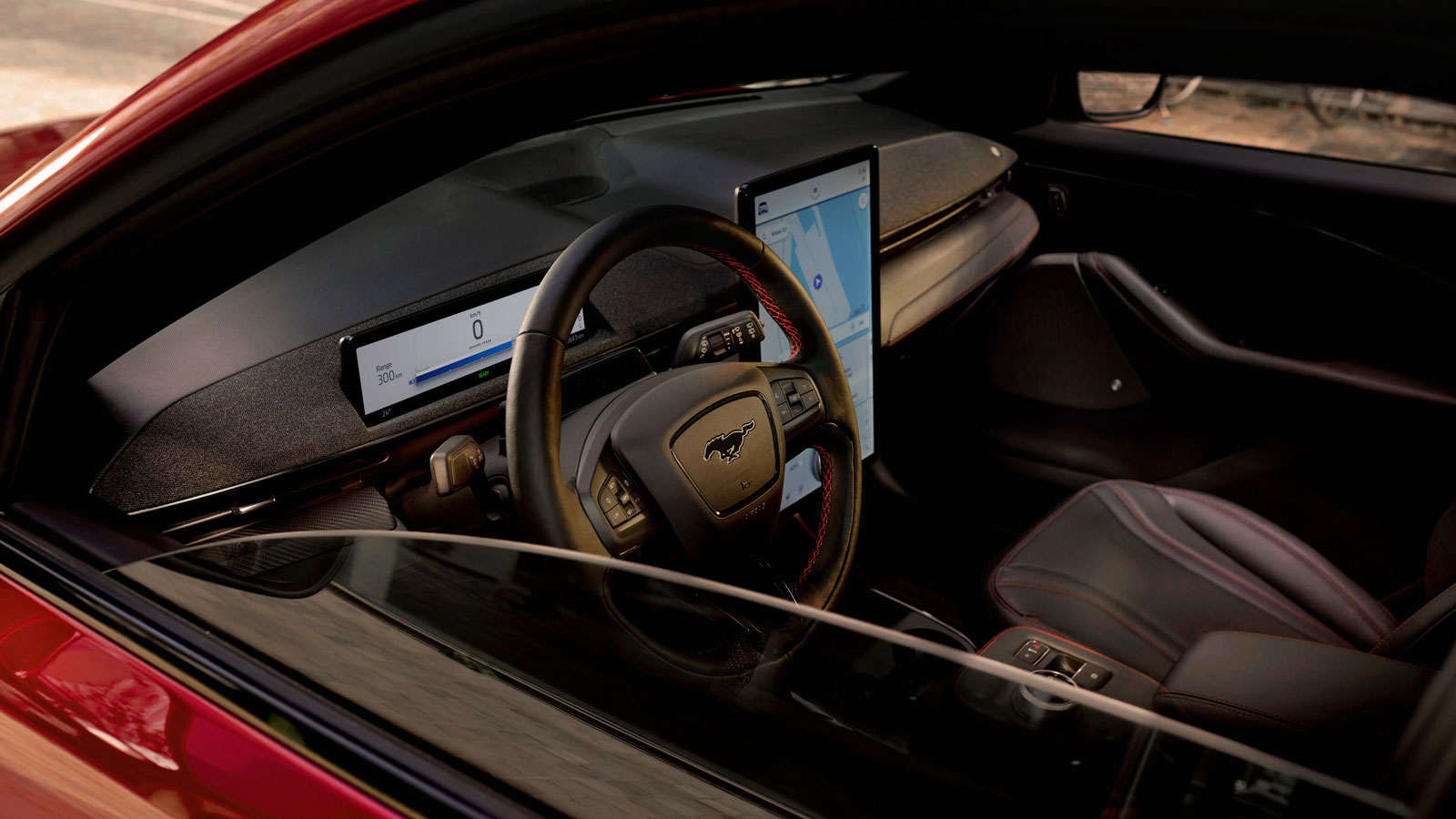 Στο εσωτερικό βλέπουμε ψηφιακός πίνακα οργάνων 10,2 και ψηφιακή κεντρική οθόνη αφής 15,5 (με δυνατότητα διαμόρφωσης και ασύρματης ενημέρωσης Over-the-