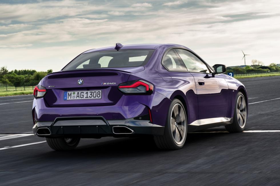 Στην πιο σπορτίφ διακόσμηση της έκδοσης M240i βλέπει κανείς πιο δυναμικό μπροστινό προφυλακτήρα, γκρι καλύμματα γύρω από τους καθρέπτες, ειδικές απολή