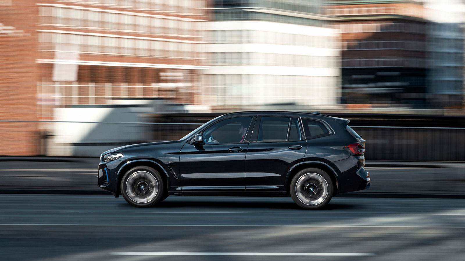 Στο κομμάτι των επιδόσεων, υπάρχει μια μπαταρία 80 kWh που τροφοδοτεί έναν ηλεκτρικό κινητήρα που τοποθετείται στο πίσω μέρος και αποδίδει 282 ίππους 