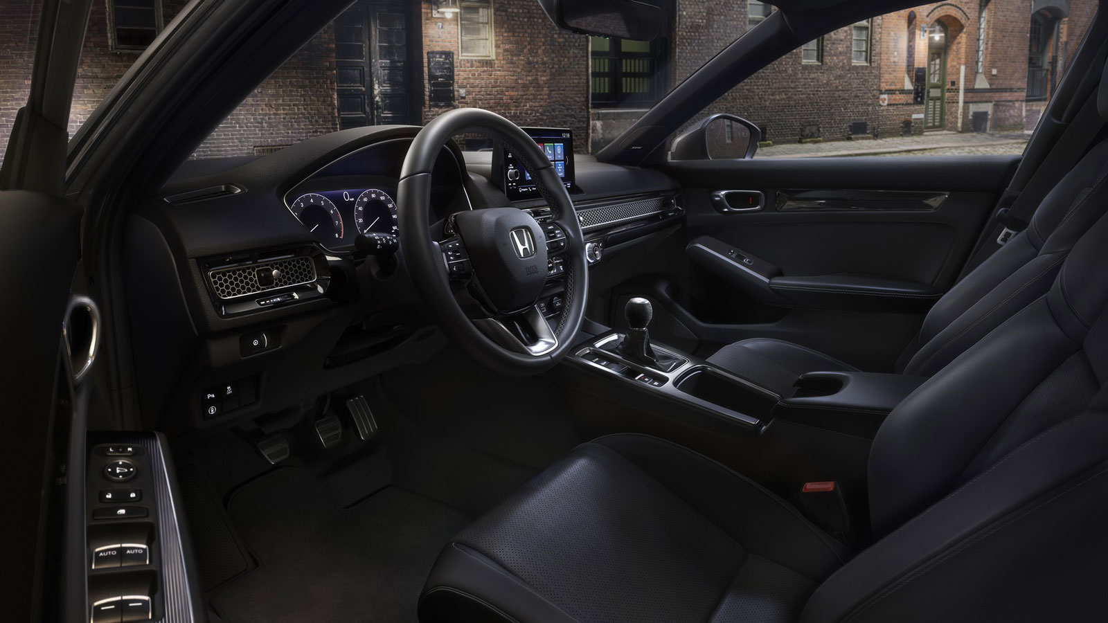 Ένας ψηφιακός πίνακας οργάνων 7 ή 10,2 ιντσών βρίσκεται μπροστά από τον οδηγό ενώ στο κέντρο του μοντέλου έχει τοποθετηθεί μία ανεξάρτητη οθόνη αφής 7