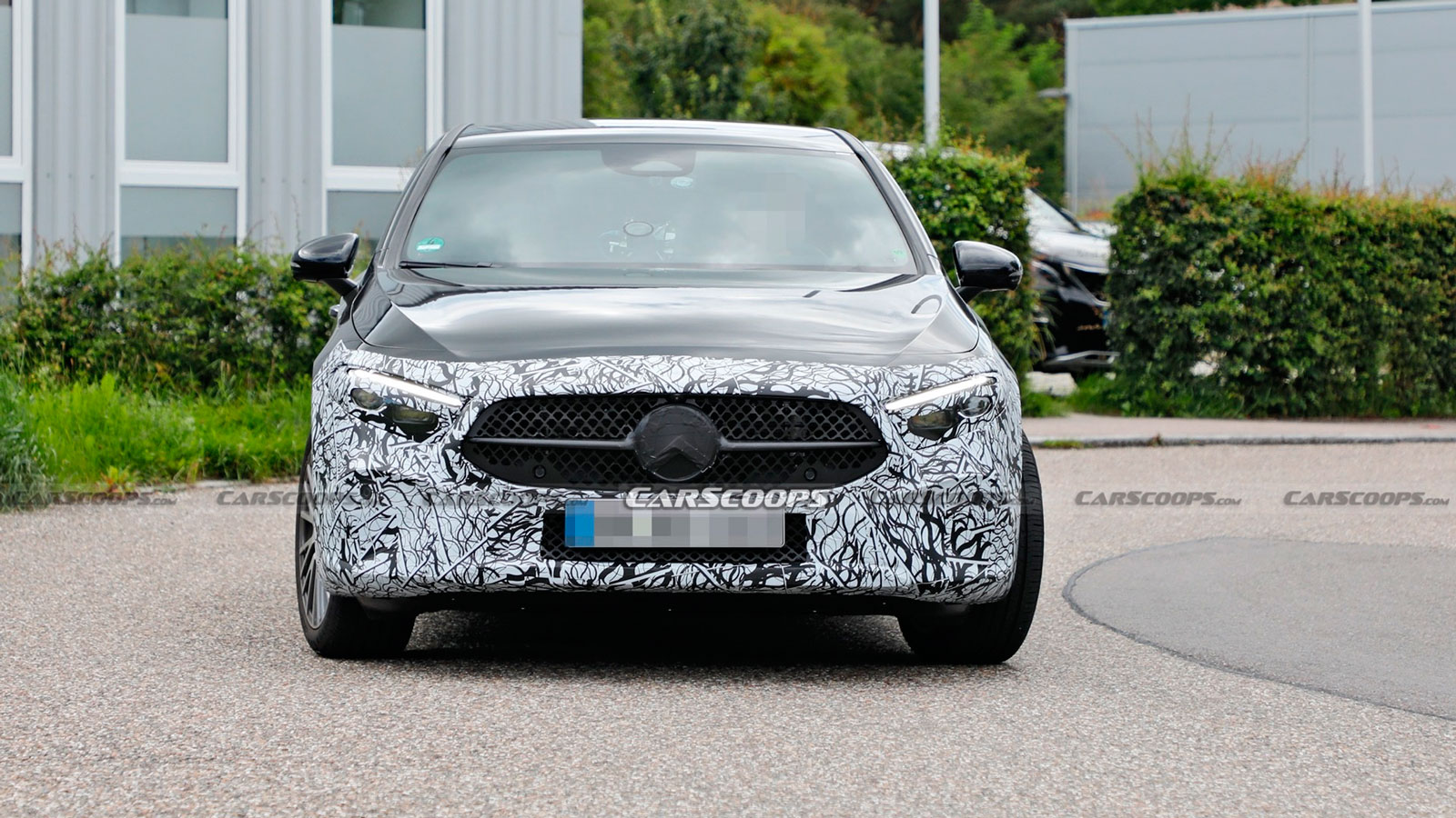 , ανασχεδιασμένος θα είναι τόσο ο μπροστινός προφυλακτήρας, όσο και η μάσκα, αν και στις περιπτώσεις των αυτοκινήτων της Mercedes η γρίλια αποτελεί κα