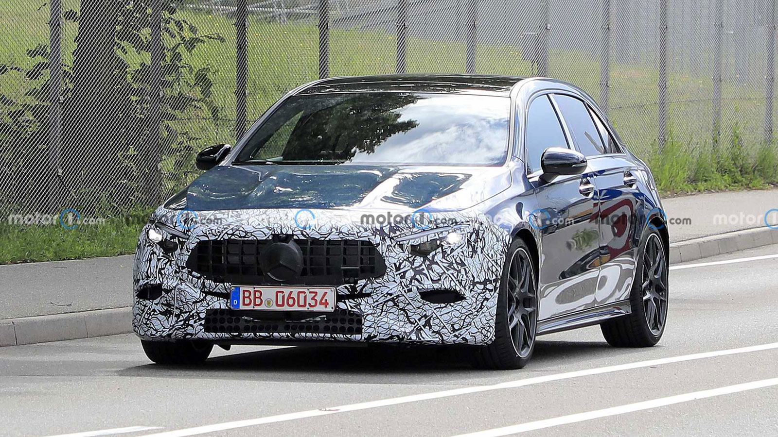 Σε πρώτο πλάνο, αλλαγμένοι είναι οι προβολείς εμπρός και πίσω που αποκτούν πιο στρογγυλό σχήμα θυμίζοντας περισσότερο τα φωτιστικά σώματα της νέας Mer