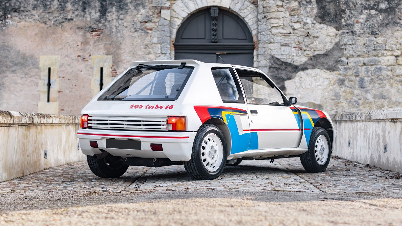 Στο «σφυρί» ένα υπερσπάνιο Peugeot 205 T16