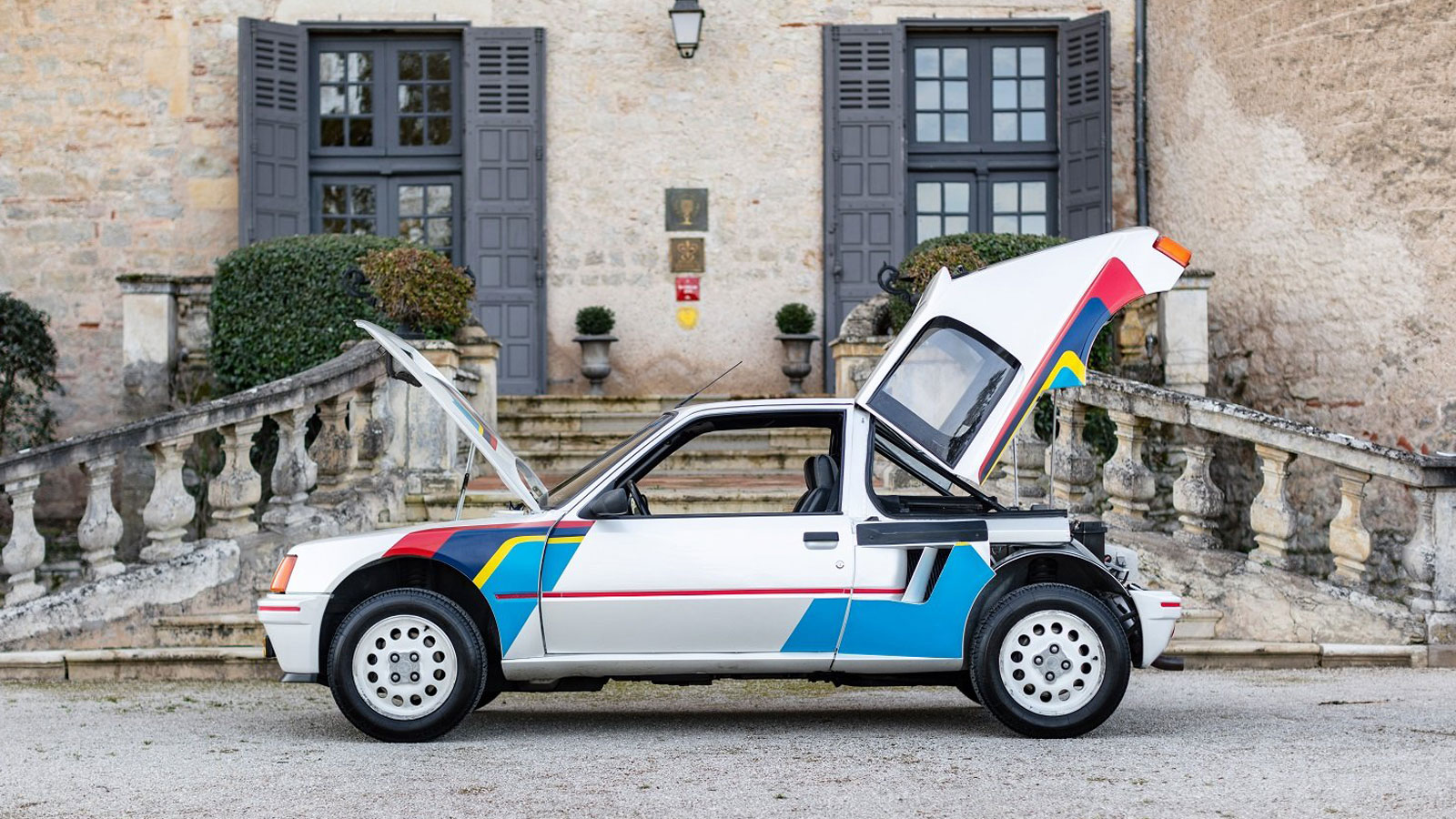 Στο «σφυρί» ένα υπερσπάνιο Peugeot 205 T16