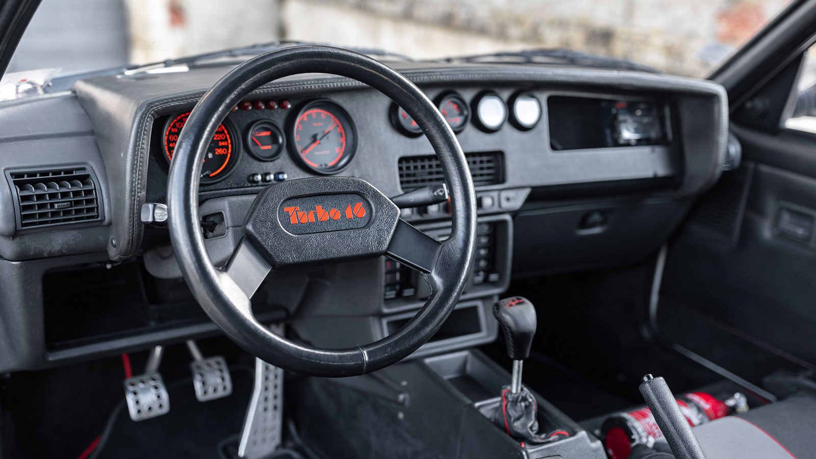 Στο «σφυρί» ένα υπερσπάνιο Peugeot 205 T16