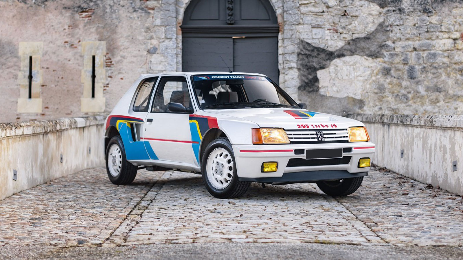 Στο «σφυρί» ένα υπερσπάνιο Peugeot 205 T16