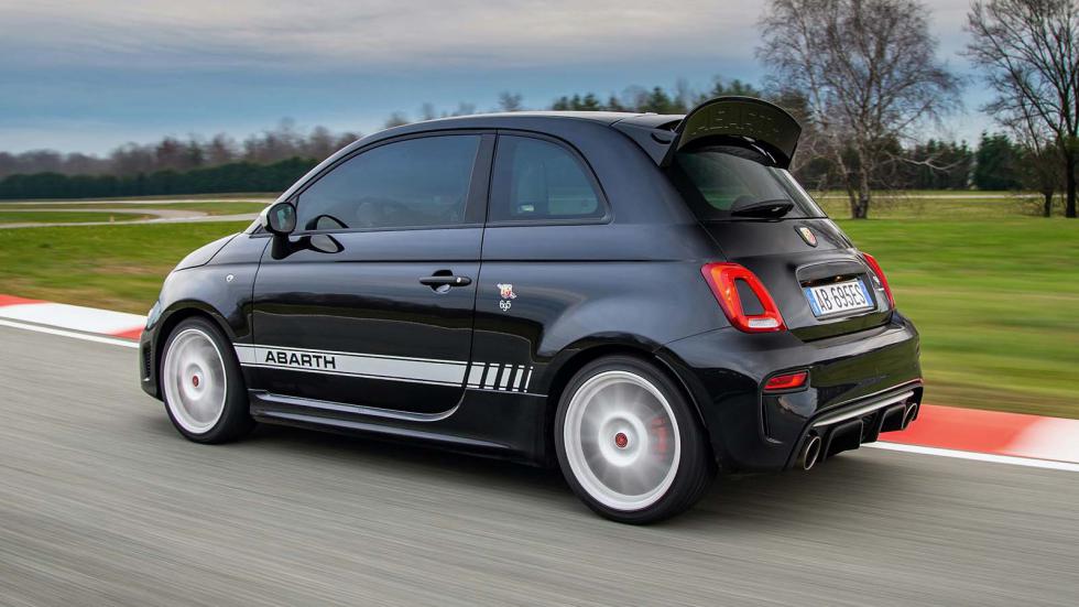 Abarth 695 Esseesse έχει τελική ταχύτητα 225 χλμ./ώρα, ενώ σε επιτάχυνση 0-100 χλμ./ώρα σημειώνει χρόνο 6,7 δευτερολέπτων, καλύπτοντας σε ακινησία τα 