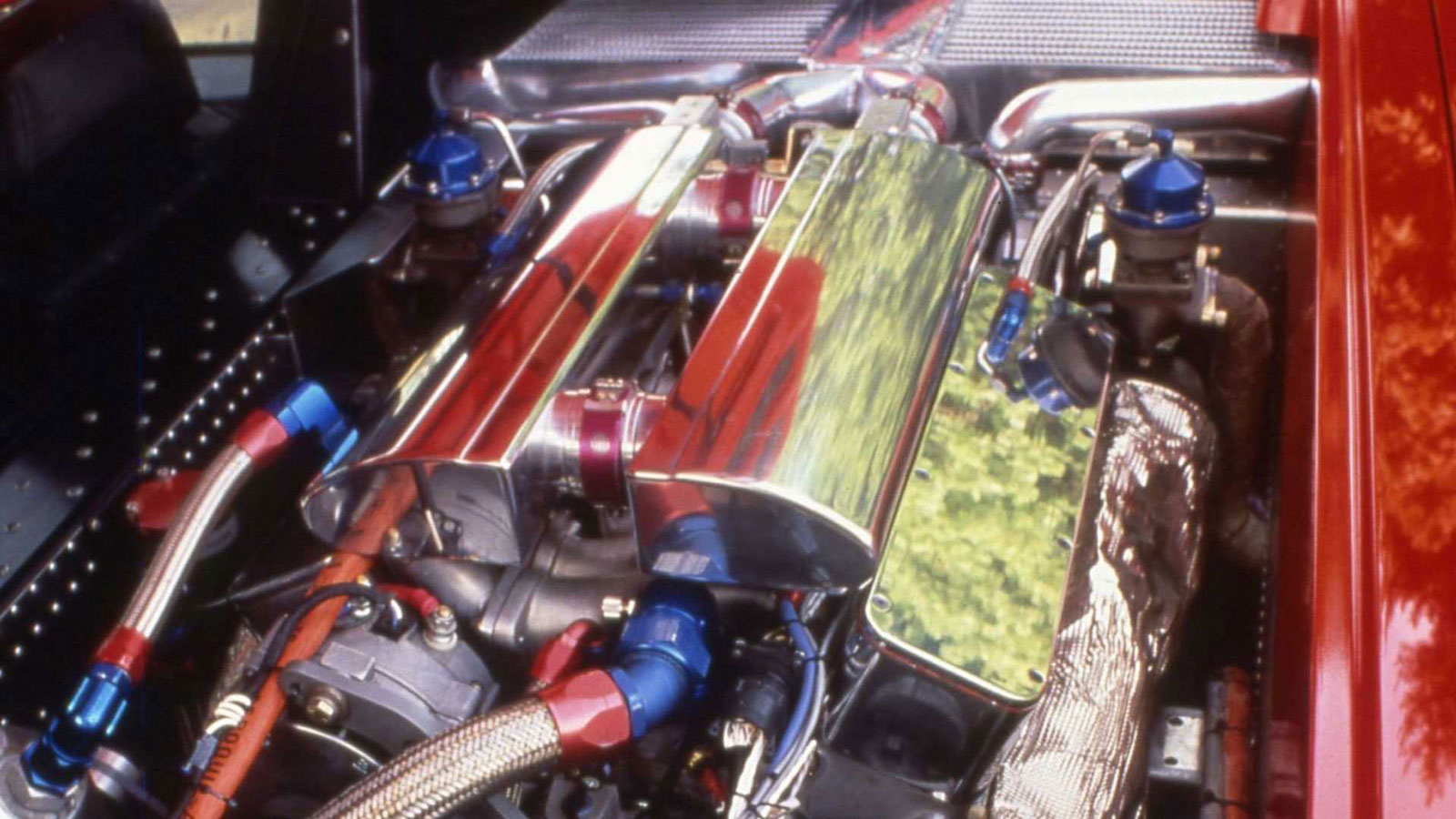 Vector: Η εξωφρενική εταιρεία που ήθελε να «χτυπήσει» τα ιταλικά supercars